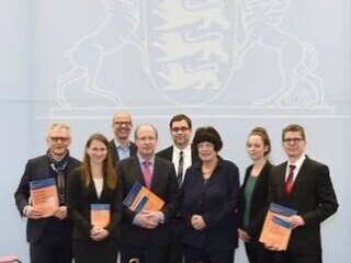 Gruppenfoto mit Sarah Perry bei der Buchvorstellung im Landtag Baden-Württemberg