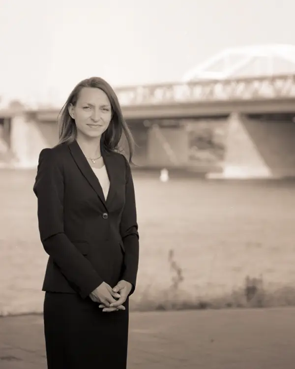 Sarah Perry am Rheinufer in Ludwigshafen