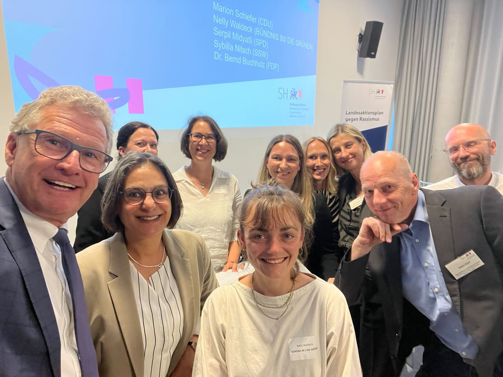 Gruppenselfie mit Sarah Perry und Landtagsabgeordneten nach der Diskussion zum Landesaktionsplan gegen Rassismus in Kiel