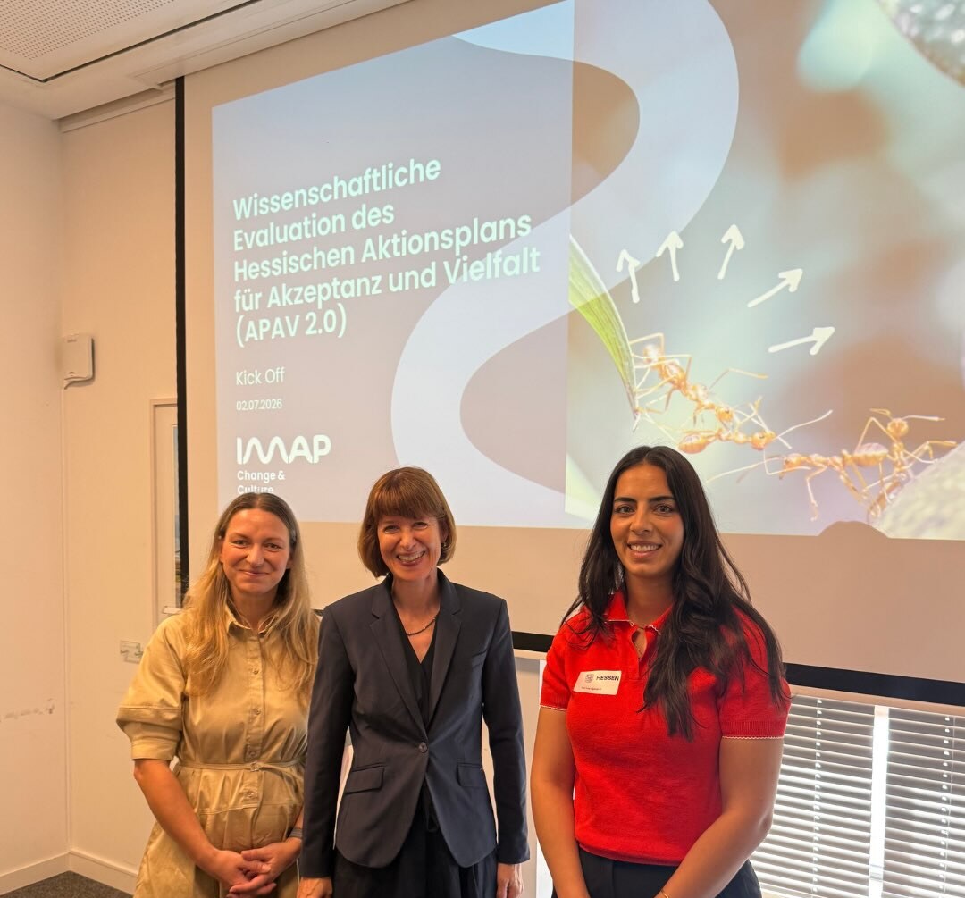 Sarah Perry mit Staatsministerin Heike Hofmann und einer Kollegin beim Start der Evaluation des APAV 2.0