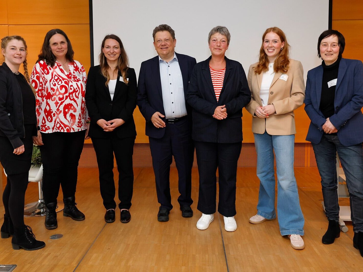 Gruppenfoto mit Sarah Perry bei der Vorstellung des Schwerpunktberichts in Hannover